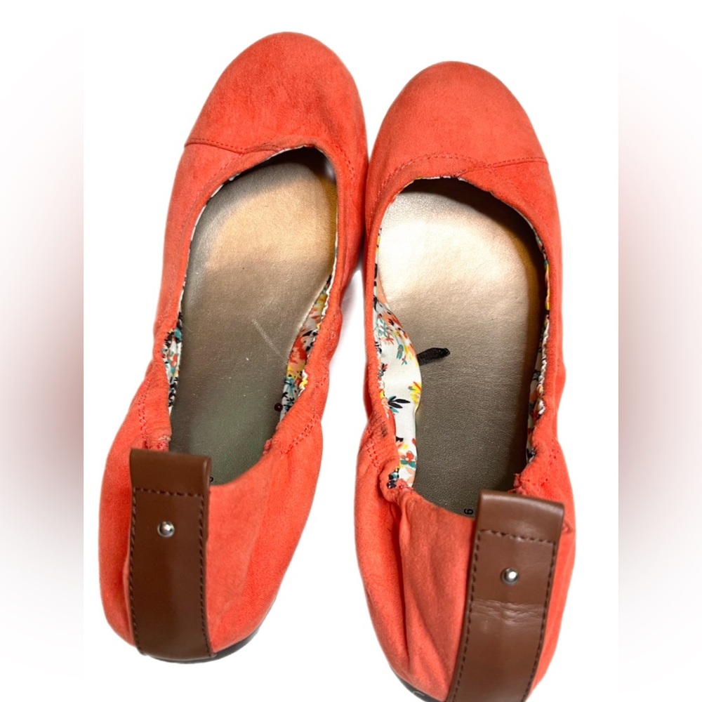 CEST 1946 gently used flats, size 8, stretchy, comfortable, peach color